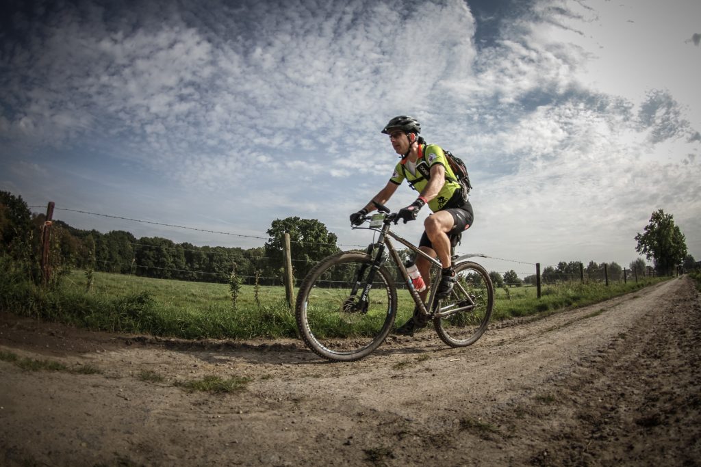 Mountainbiker over onverhard pad
