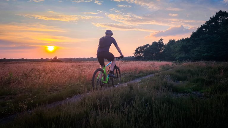 Mountainbiker op de heide